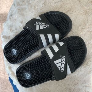 Adidas slides- men’s 6 women’s 7/8